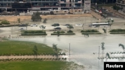 Automobili voze poplavljenim ulicama Dubaija, 16. aprila 2024.