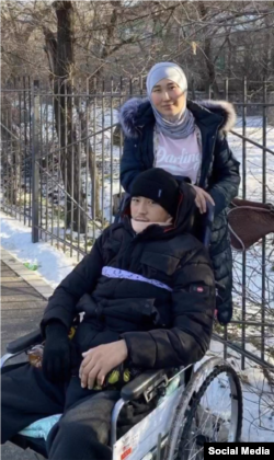 Анур Жээнбек уулу жана жубайы Канышай Жакыпбек кызы.