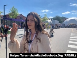 Анастасія Савка показує перстень нареченої