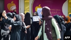 Protest žena u Kabulu zbog zatvaranja kozmetičkih salona. 19. jul 2023.