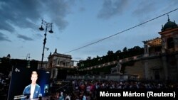 Magyar Péter tüntetést szervezett a vita színhelyéhez