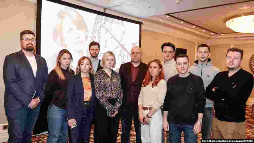 Команда журналістів програми розслідувань &laquo;Схеми&raquo; (Радіо Свобода) під час презентації фільму-розслідування &laquo;Віра&raquo; до річниці загибелі своєї колеги, продюсерки та журналістки Радіо Свобода Віри Гирич, Київ, 29 квітня 2023 року