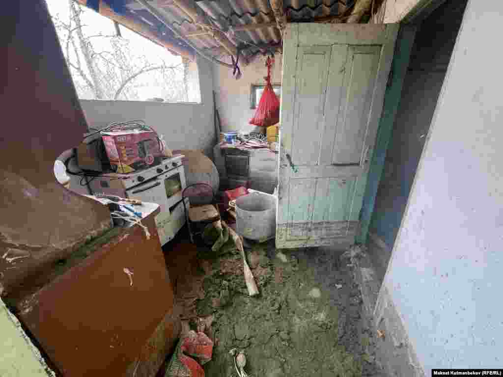 22-апрелде Талас облусунун Кең-Кол айыл аймагынын Ак-Жар айылында, Беш-Таш айыл аймагынын Көк-Кашат айылында жана Чоң-Алыш айыл аймагынын Кара-Суу айылында сел жүргөн. Селдин кесепетинен 250 турак жай, короо-сарайлар, ички чарбалык жолдор, бир көпүрө жабыркаган. Сүрөттө:&nbsp;Көк-Кашат айылы.