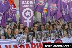 Protest podrške Platformi zaustavićemo femicid ispred suda u Istanbulu, 13. septembar 2023.
