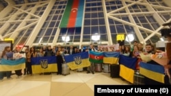 Група українських дітей прибула до Азербайджану на реабілітацію