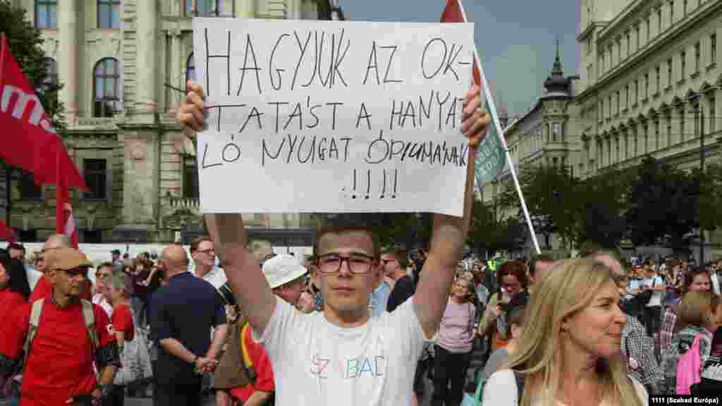 Hagyjuk az oktatást a hanyatló nyugat ópiumának, áll az egyik transzparensen