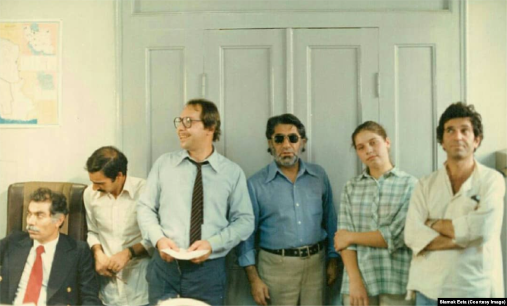 داریوش مهرجویی همراه عزت&zwnj;الله انتظامی، امرالله صابری و علی نصیریان در پشت صحنه فیلم &laquo;حیاط پشتی مدرسه عدل آفاق&raquo;