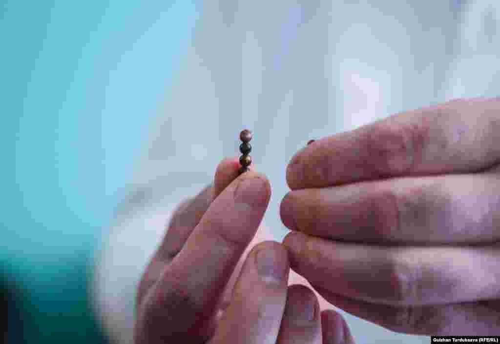 Дарыгер Данияр Шайбеков бул магнит оюнчуктарды жутуп алган наристелер көп болуп жатканын айтып, ата-энелерге оюнчук алууда баланын жаш өзгөчөлүгүнө көңүл бурууну эскертти.&nbsp;&nbsp;