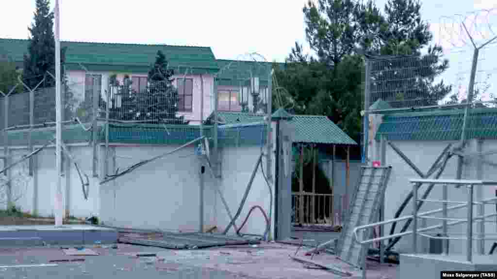 A mahacskalai repülőtér október 30-án, miután megrohamozta az október 29-én Izraelből érkező járat zsidó utasaira vadászó tömeg