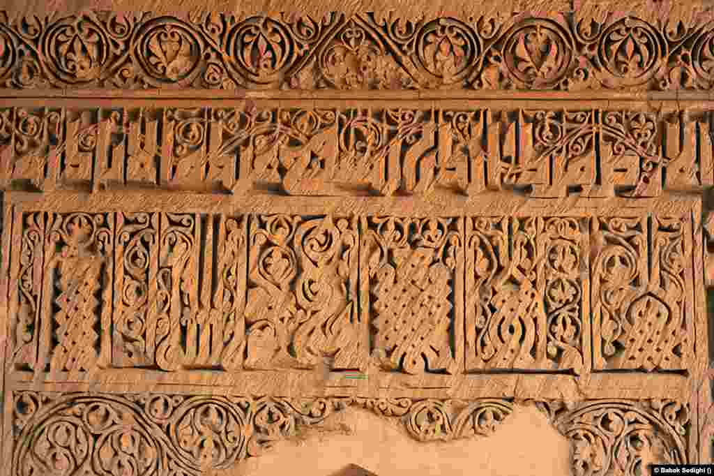 Pogled izbliza na ornamentiku u karavan-saraju Robat-e Šaraf, koji je poznat po nekim od najraznovrsnijih i najljepših ukrasa od opeke u iranskoj arhitekturi. Ne samo da karavan-saraji predstavljaju neke od najznačajnijih primjera perzijske i islamske arhitekture, već i najbolje majstore tog vremena.