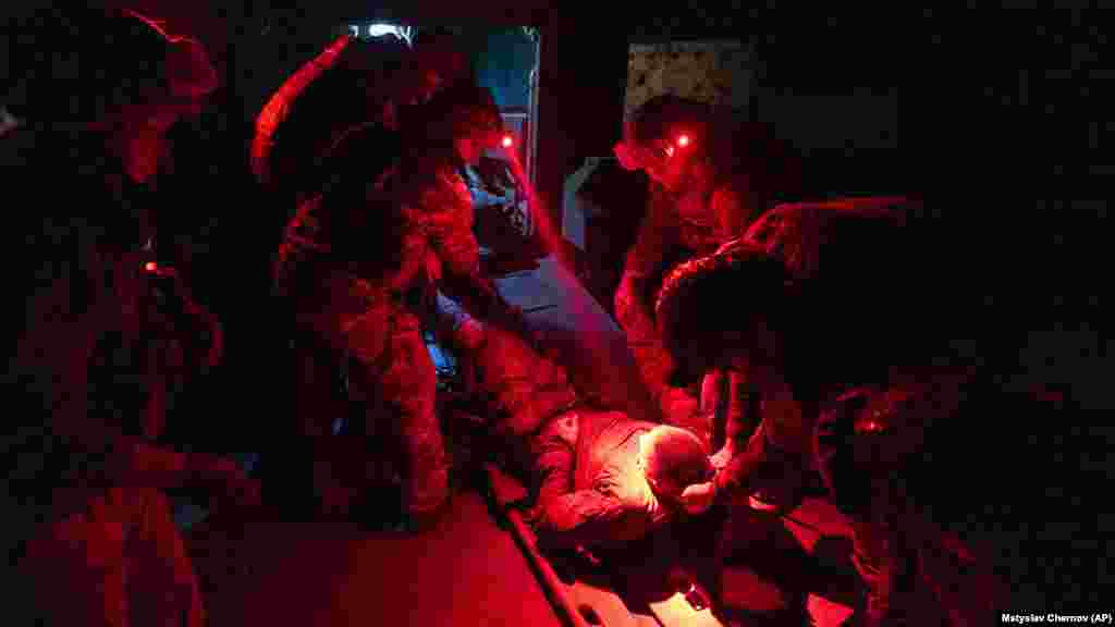 Украинските болничари носат ранет другар за време на борбите кај Андријивка. Двомесечната битка на бригадата за пробивање на јагленисана шума и вкоренетите непријателски позиции ги покажува предизвиците на контраофанзивата на Киев на исток и југ.