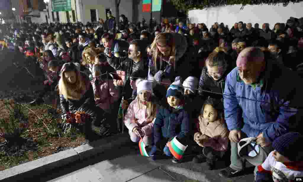 В родния град на Васил Левски в събота вечер се проведе възпоменателно отбелязване на 150-ата годишнина от гибелта на Апостола. На площада се събраха десетки хора, които поднесоха цветя. Те коленичиха и запазиха едноминутно мълчание, за да почетат паметта на Васил Левски.&nbsp;