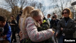 Ірина обіймає свого 13-річного сина Богдана, який поїхав до організованого Росією літнього табору з непідконтрольних уряду територій, а потім був вивезений до Росії. Київ, 8 квітня 2023 року