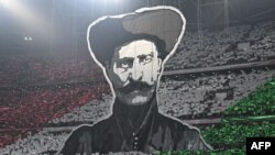 Utakmica kvalifikacija za EP, grupa G, Mađarska-Srbija, oktobar 2023. Na utamici u Budimpešti mađarski navijači projicirali su lik Šandora Rože, mađarskog razbojnika iz 19. veka koji je živio na području današnje južne Mađarske, oko prostora koji je danas granica sa Srbijom.