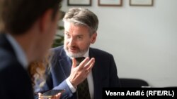 Tor Eianar Fagerland, profesor istorije i stručnjak za kulturu sećanja kaže da se škola "Vladislav Ribnikar" u Beogradu danas kao Utoja nekad suočava sa takozvanim "dvostrukim sećanjem".