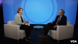 Віцепрезидент Міжнародної фінансової корпорації з Європи, Латинської Америки та Карибів Альфонсо Гарсія Мора (п) і кореспондентка Голосу Америки Оксана Бедратенко