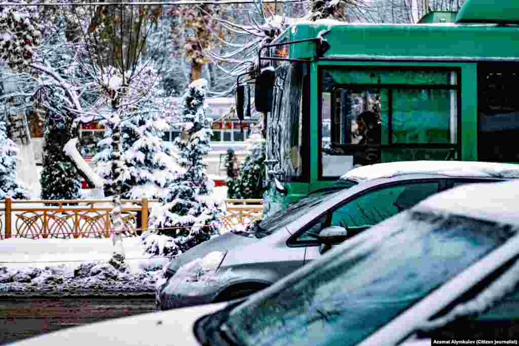 Коомдук транспорт жана жеке автоунаалар.&nbsp;