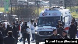 Forenzičari ispituju područje nakon pucnjave ispred zgrade suda Caglayan u Istanbulu, 6. februara 2024. 