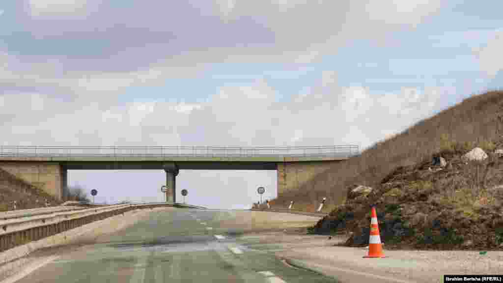 &quot;Ky projekt me probleme të shumta, ka qenë temë diskutimi për një kohë të gjatë dhe një ndër projektet më të stërzgjatura&rdquo;, tha ministri i Infrastrukturës, Liburn Aliu, më 8 shkurt.