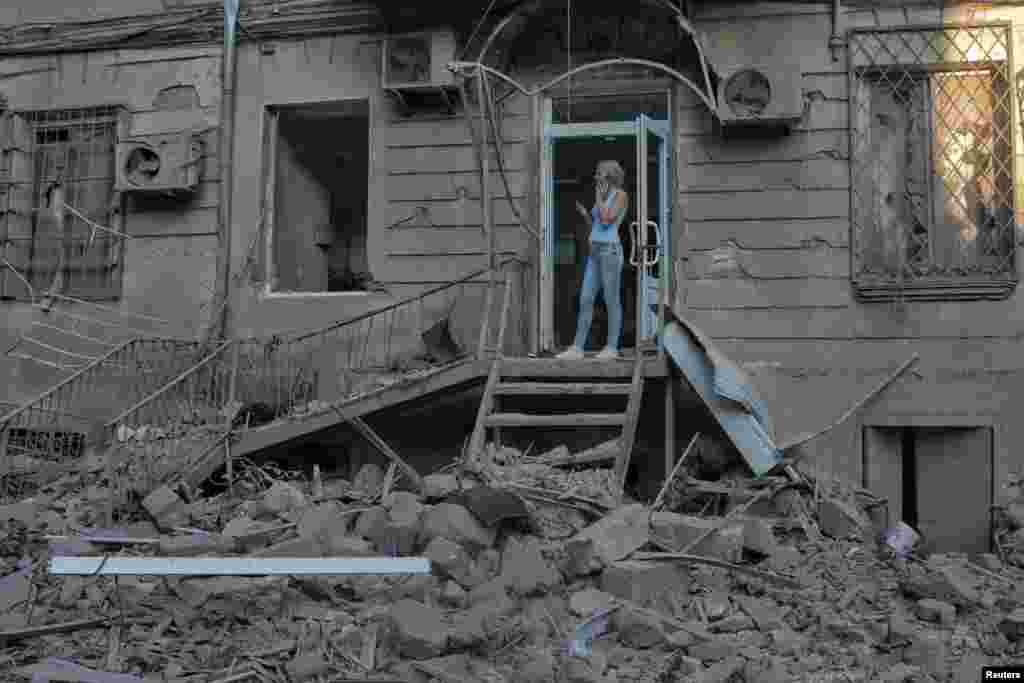 Összesen hat lakóépületet semmisített meg a vasárnap hajnali támadás. A jelentések szerint többen a lakásukban rekedtek; van olyan idős ember, aki nem hajlandó elhagyni lerombolt otthonát