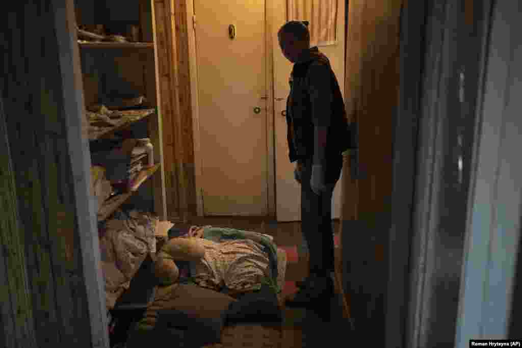 Žena u Kijevu pokazuje mjesto gdje spava u svom stanu tokom ruskih raketnih napada.