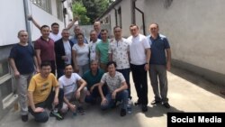 Кемпир-Абад иши боюнча айыпталып жаткандар. Сүрөттөгүлөрдүн ичинен укук коргоочу Рита Карасартова менен активист Атай Бейшенбек үй камагына чыккан.