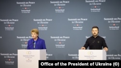 Президент України Володимир Зеленський та президентка Швейцарії Віола Амгерд. Саміт миру. Бюргеншток, 15 червня 2024 року
