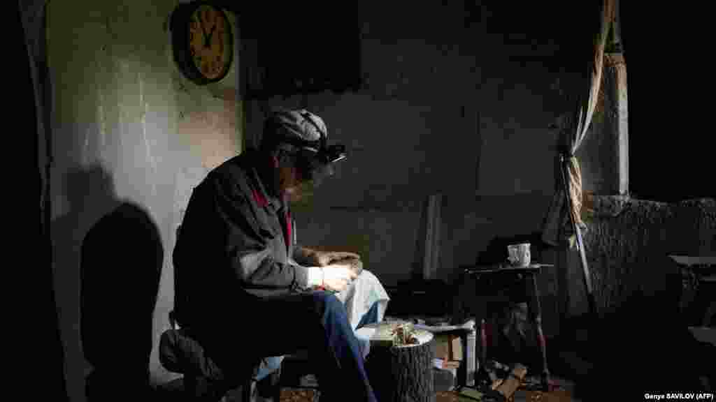 Grozdov szomszédja, a 63 éves Vitalij Zemin a pincében él a feleségével. Ideje nagy részét fából készült figurák faragásával tölti, fejlámpa fénye mellett.