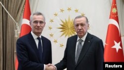Președintele turc, Recep Tayip Erdogan, alături de secretarul general NATO, Jens Stoltenberg, la 16 februarie 2023. Turcia este un membru cheie al NATO din punct de vedere strategic, dar politica internă a regimului Erdogan pune mari probleme în materie de drepturi civile.