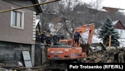 Алматыдагы жер көчкү алып кеткен үйдүн урандыларын тазалоо иштери жүрүп жатат. 8-февраль, 2024-жыл.