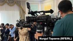 Ресми шарадан хабар дайындауға келген журналистер. Астана, 20 мамыр, 2023 жыл. Азаттық архивіндегі фото