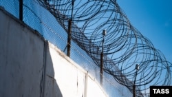 «Обстановка очень гнетущая: придирки, доносы – все это присутствует в большом обществе заключенных как правило», – сказала мать крымчанина 