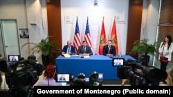 Koordinator Stejt Departmenta za globalnu borbu protiv korupcije Ričard Nefju na zajedičkoj konferenciji za medije sa premijerom Crne Gore Milojkom Spajićem. Podgorica, 17.jun 2024. Foto: Vlada Crne Gore 