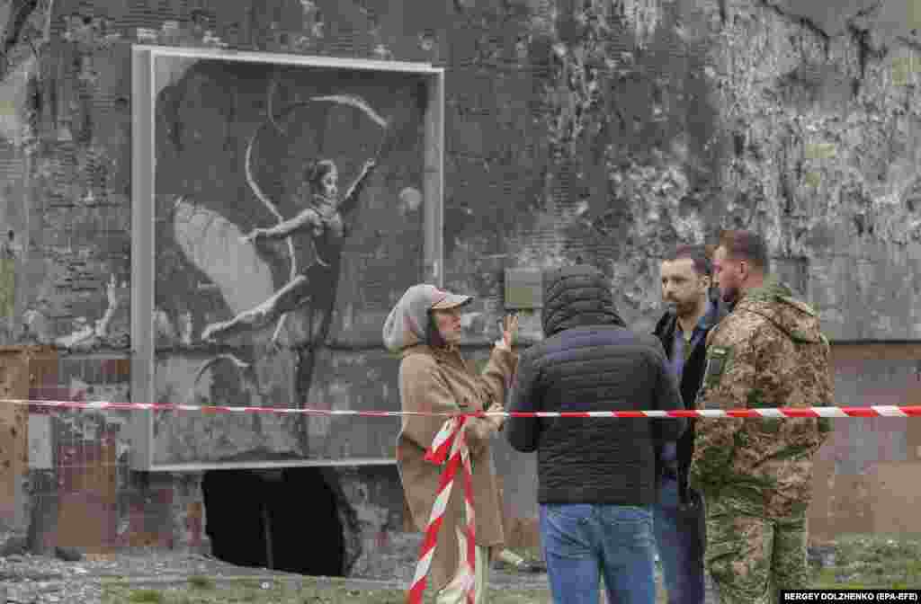 Pictura murală a enigmaticului artist britanic Banksy - care arată o gimnastă rănită, cu guler la gât, executând un număr de panglică - pictată pe una dintre clădirile rezidențiale distruse din Irpin, va fi conservată. Anul trecut, oficialii orașului l-au făcut pe Banksy cetățean de onoare pentru că &bdquo;a atras atenția comunității mondiale asupra dimensiunii distrugerii din Irpin&rdquo;.