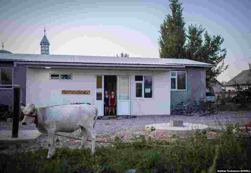 Vanjski izgled sale za hrvanje. Dvoranu su sagradili seljani na privremenom radu u inostranstvu. USAID-ov projekt &quot;Uspješna regija 2&quot; doprinio je izgradnji sale. Projekt je pomogao u odabiru trenera putem javnog konkursa, izradi ugovora s roditeljima i definiranju cijena usluge.