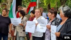 Съпартийци на кмета на Генерал Тошево Валентин Димитров от БСП и негови колеги от общината протестират срещу ареста му пред полицията в Добрич.