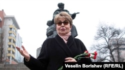 Елеонора Митрофанова с карамфили пред паметника на съветските войници в Лозенец. 