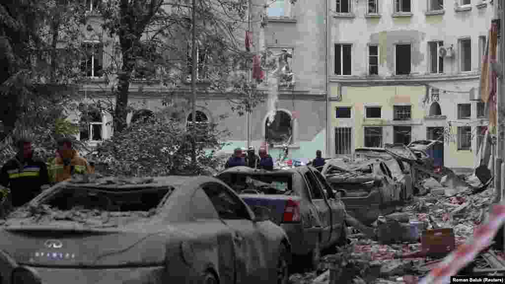 Mentőmunkások a helyszínen egy törmelékkel borított utcában.&nbsp;A legfiatalabb áldozat huszonegy éves volt &ndash; közölte Makszim Kozickij, a Területi Katonai Igazgatóság vezetője &ndash;, de a romok alatt további halottak lehetnek