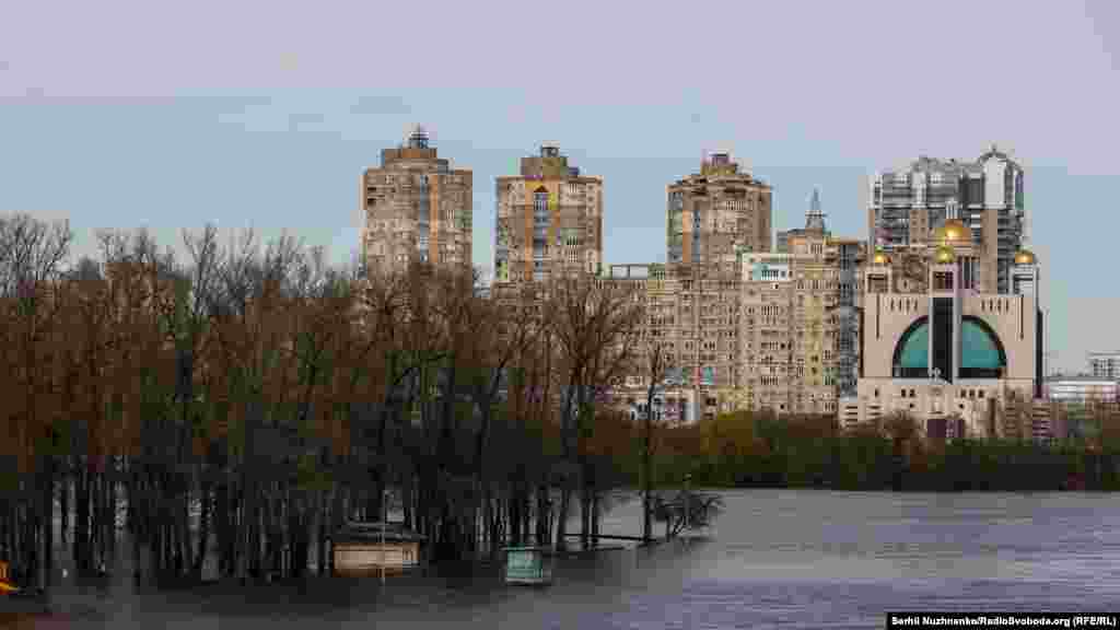 У Гідропарку також виникли підтоплення. Однак, як повідомляють у КМДА, аварійних підтоплень у столиці немає