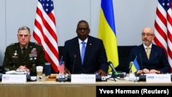 Справа наліво: міністр оборони України Олексій Резніков, міністр оборони США Ллойд Остін та голова Об’єднаного комітету начальників штабів США Марк Міллі на засіданні Контактної групи з питань оборони України у форматі «Рамштайн». Брюссель, 15 червня 2023 року