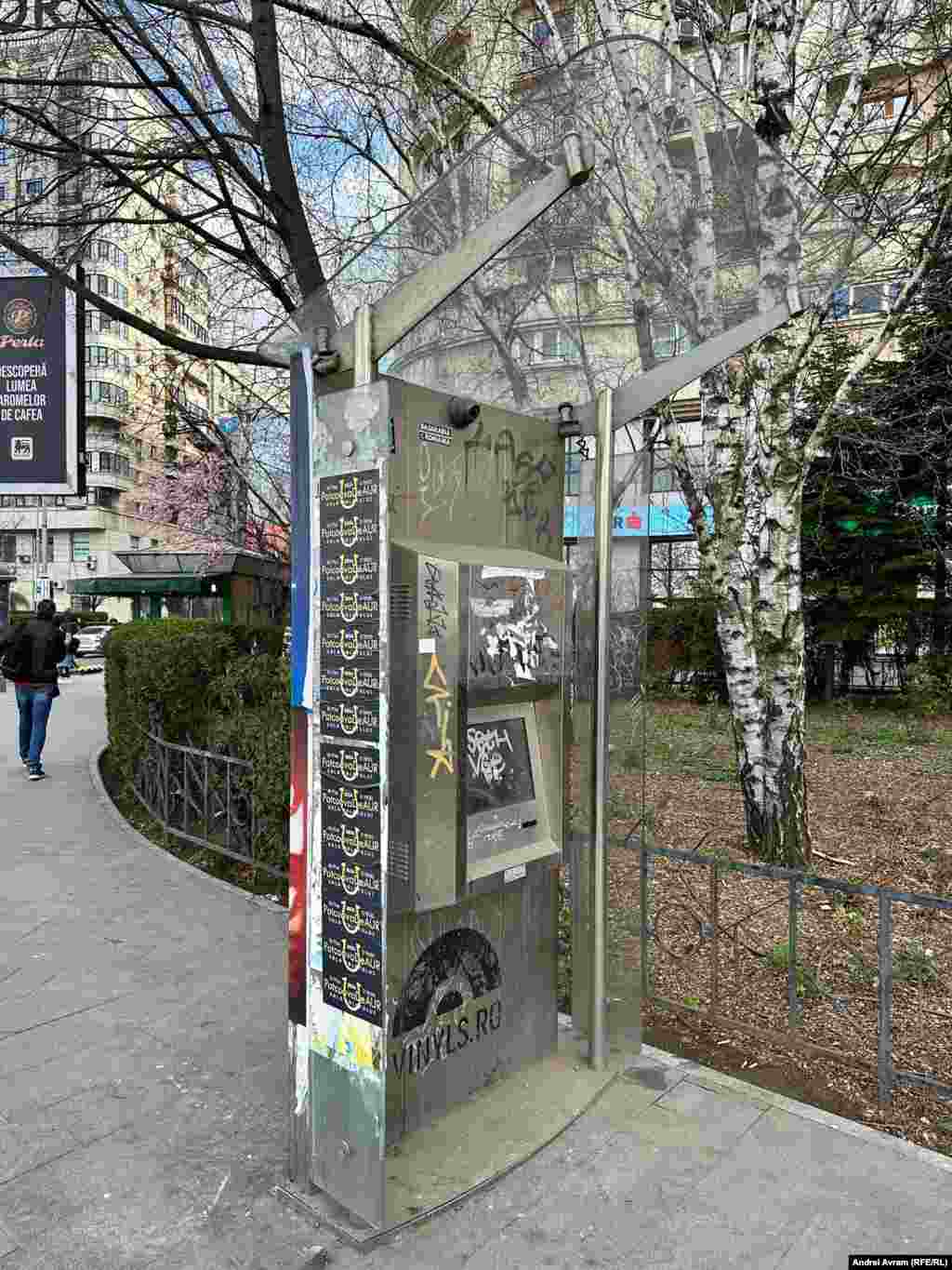 București. Trotuar din apropierea Pieței Victoriei.&nbsp;