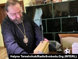 Митрополит ПЦУ Димитрій (Рудюк) знайомить зі своєю колекцією радіоприймачів