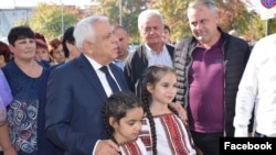 Florin Barbu se uita cu admirație la predecesorul său, Petre Daea, în 2022, la Ziua Recoltei de la Slatina.