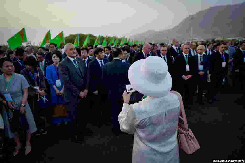 Članovi međunarodne delegacije bili su prisutni na raskošnom događaju.