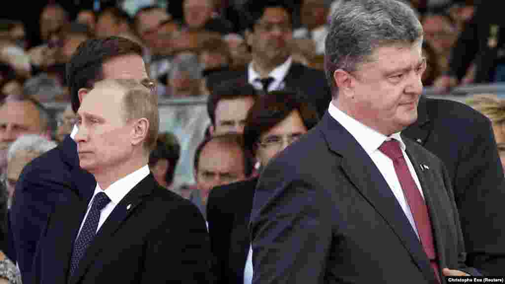 A 2014-es hetvenedik évfordulón Petro Porosenko (jobbra), Ukrajna elnöke elsétált Vlagyimir Putyin orosz elnök mellett anélkül, hogy tudomásul vette volna a jelenlétét. A jelenet három hónappal azután játszódott le, hogy Oroszország&nbsp;illegálisan annektálta a Krímet.&nbsp;A válság megoldására tett kísérletként, a feszültség csökkentése érdekében François Hollande akkori francia elnök hívta meg orosz és ukrán kollégáját