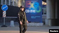 Snage sigurnosti ispred Expo centra koji je pogođen dronom, 18. avgust 2023.