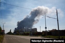 Dim iznad pogođenog trgovačkog centra u Harkivu, 25. maj 2024.