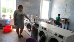 Spălătoria socială, salvarea bătrânilor: „E greu la vârsta noastră să scoatem apă din fântână și detergenții costă”