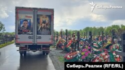 Așa-numita „Alee a eroilor” de la Cimitirul central din Kemerovo, iunie 2023.