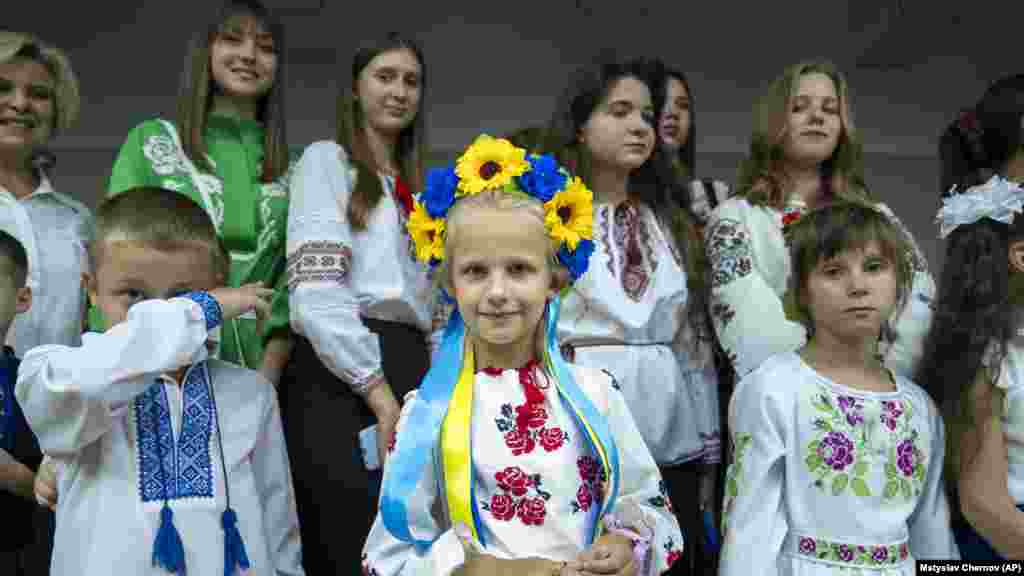 Iskolások az első tanítási napon Harkivban szeptember 1-jén. A gyerekek többsége hagyományos visivánka inget visel